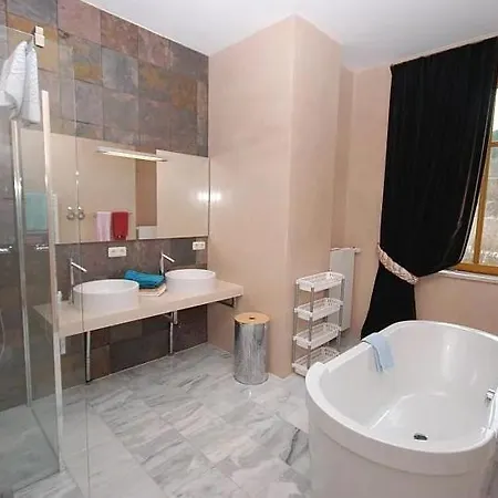 Ueberdurchschnittliche Moeblierte Vier-zimmer-wohnung Im 1 Og In Zentrumsnaher Lage Von Appartement *