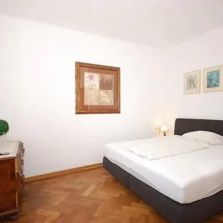 Appartement Ueberdurchschnittliche Moeblierte Vier-zimmer-wohnung Im 1 Og In Zentrumsnaher Lage Von *