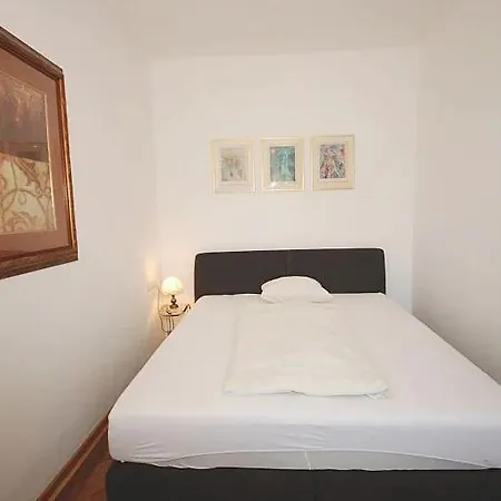 Ueberdurchschnittliche Moeblierte Vier-zimmer-wohnung Im 1 Og In Zentrumsnaher Lage Von *