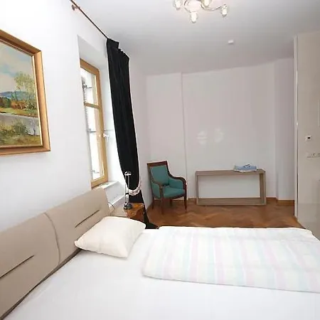 Ueberdurchschnittliche Moeblierte Vier-zimmer-wohnung Im 1 Og In Zentrumsnaher Lage Von Appartement