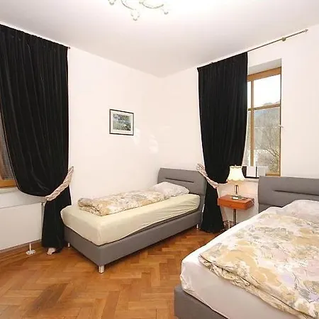 Ueberdurchschnittliche Moeblierte Vier-zimmer-wohnung Im 1 Og In Zentrumsnaher Lage Von Appartement *