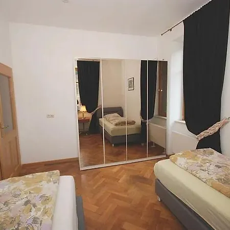 Ueberdurchschnittliche Moeblierte Vier-zimmer-wohnung Im 1 Og In Zentrumsnaher Lage Von *